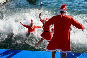 Varios nadadores disfrazados con motivos Navideños participan de la 113ª Edición de la Copa Nadal, una de las pruebas de natación mas antiguas de Europa ya que se celebra desde 1907.