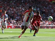 LIVERPOOL (United Kingdom), 25/04/2026.- Daniel Munoz of Crystal Palace (C) in action against Alexander Isak of Liverpool (R) during the English Premier League match between Liverpool FC and Crystal Palace, in Liverpool, Britain, 25 April 2026. (Reino Unido) EFE/EPA/ADAM VAUGHAN EDITORIAL USE ONLY. No use with unauthorized audio, video, data, fixture lists, club/league logos, 'live' services or NFTs. Online in-match use limited to 120 images, no video emulation. No use in betting, games or single club/league/player publications.