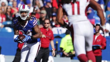 ORCHARD PARK, NY - SEPTEMBER 25: Stephon Gilmore #24 of the Buffalo Bills returns an inteception against the Arizona Cardinals during the second half at New Era Field on September 25, 2016 in Orchard Park, New York.   Brett Carlsen/Getty Images/AFP
 == FOR NEWSPAPERS, INTERNET, TELCOS &amp; TELEVISION USE ONLY ==