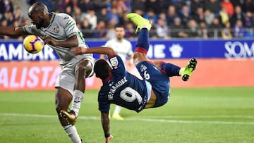 GRAF1250. HUESCA, 04/11/2018.- El delantero colombiano del Huesca, Cucho Hernández (d), remata ante el defensa francés del Getafe, Dimitri Foulquier (i), durante el partido correspondiente a la undécima jornada de LaLiga Santander, di