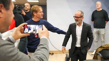 Álvaro Cervera junto a Álex Fernández en la sala de prensa del Nuevo Mirandilla.