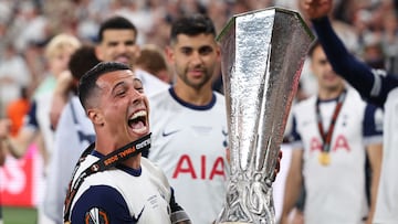 Soccer Football - Europa League - Final - Tottenham Hotspur v Manchester United - San Mames, Bilbao, Spain - May 21, 2025 Tottenham Hotspur's Pedro Porro celebrates with the trophy after winning the Europa League REUTERS/Violeta Santos Moura