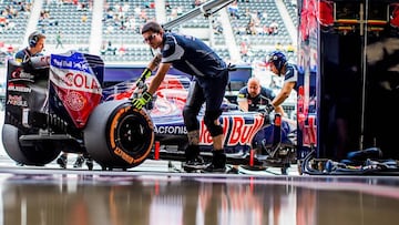 Mec&aacute;nicos de Toro Rosso trabajando en el box del equipo.