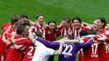 <b>UNA PIÑA. </b>Los jugadores del Bayern celebraron así la victoria ante el Bochum, medio título de liga.