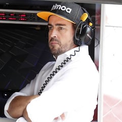 Alonso se pasa por la F1 para estrechar la mano en McLaren