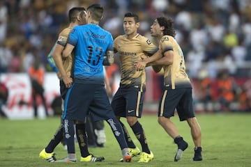 Los compañeros en aquel entonces de Pumas terminaron peléandose después de un encuentro de Liga MX frente a Puebla tras no entenderse en la cancha. Sus compañeros intervinieron para detener la riña, pero eso no evitó que los ánimos y las agresiones llegaran entre los jugadores felinos.