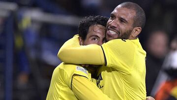 Soccer Football - Champions League - Round of 16 First Leg - Villarreal v Juventus - Estadio de la Ceramica, Villarreal, Spain - February 22, 2022 Villarreal's Dani Parejo celebrates scoring their first goal with Etienne Capoue REUTERS/Pablo Morano