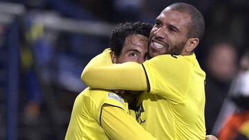 Soccer Football - Champions League - Round of 16 First Leg - Villarreal v Juventus - Estadio de la Ceramica, Villarreal, Spain - February 22, 2022  Villarreal&#039;s Dani Parejo celebrates scoring their first goal with Etienne Capoue REUTERS/Pablo Morano