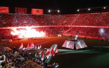 Jugadores y aficionados en el estadio Sánchez Pizjuán.