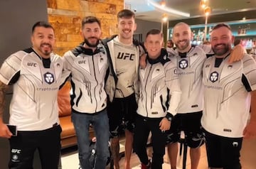 David Rojas (segundo por la izquierda) junto a tres leyendas de las MMA españolas como Enrique 'Wasabi', Joel Álvarez y Dani Barez (y dos miembros del equipo de Joel a los extremos).