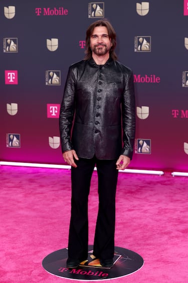 Juanes posa en la alfombra roja de los premios 'Lo Nuestro'.