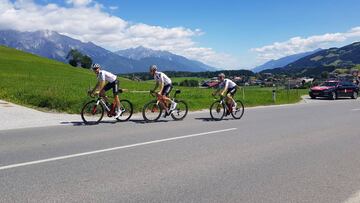 Corredores del Sunweb durante la concentraci&oacute;n del equipo.