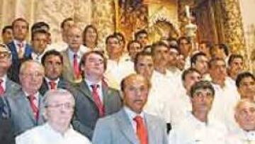 <b>VISITA ANUAL. </b>El Sevilla en pleno realizó ayer la habitual ofrenda floral a la Virgen de los Reyes. José María Del Nido pidió que las lesiones respetaran al equipo durante toda la temporada.