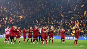 Soccer Football - Europa League - Round of 16 - First Leg - AS Roma v Athletic Bilbao - Stadion Olimpico, Rome, Italy - March 6, 2025 AS Roma players celebrate after the match REUTERS/Guglielmo Mangiapane