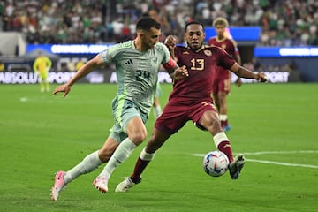 Luis Chávez pelea un balón durante el partido entre Venezuela y México de la Copa América.