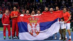 El equipo de Copa Davis de Serbia posa tras ganar a Rusia.