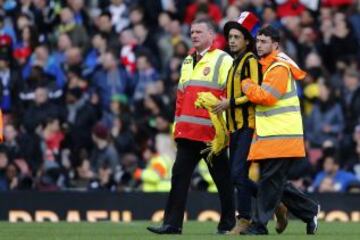 Hincha de la Roja con la camiseta de Fernández Vial invade la cancha del Emirates Stadium