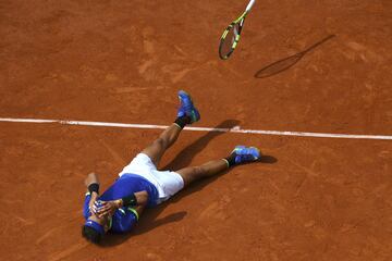 Rafa Nadal celebra la victoria que supuso su décimo título de Roland Garros. 