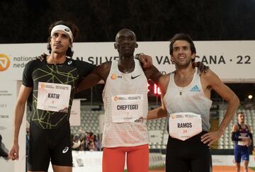 Cheptegei ganador de la San Silvestre acompañado en el
podio por Mo Katir  y Jesús Ramos.