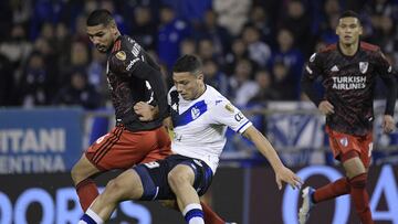 River Plate's David Martinez (L) and Velez Sarsfield's Abiel Osorio vie for the ball during their Copa Libertadores football tournament round of sixteen all-Argentine first leg match, at the Jos� Amalfitani stadium in Buenos Aires, on June 29, 2022. (Photo by JUAN MABROMATA / AFP)