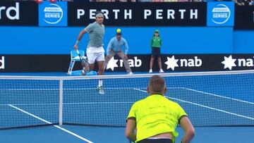 Federer le da vida al tenis con este punto en la Copa Hopman