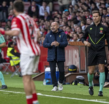 Paco López en El Molinón en el encuentro que enfrentaba al Cádiz frente al Real Sporting de la jornada 13 de la Liga Hypermotion. Foto: LaLiga.