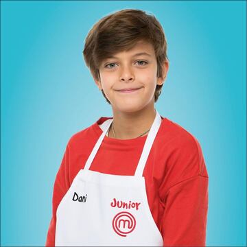 Dani comenzar¨ªa a cocinar con 3 a?os, viendo a su madre en la cocina. Es muy atrevido, ya que seg¨²n reconoce siempre ha cortado cosas con cuchillos y con sus "manitas peque?itas". El plato m¨¢s dif¨ªcil que ha hecho son unas pechugas de pollo rellenas de pi?ones y frutos secos; su favorito, el lomo en salsa con patatas.
