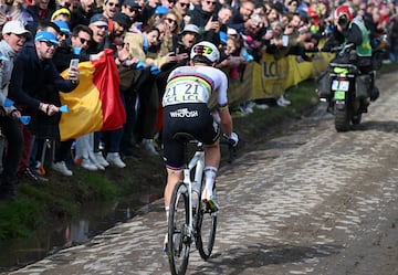 Tadej Pogacar, de Eslovenia y del UAE Team Emirates - XRG, compite en el grupo perseguidor durante la 122.? edici¨®n de Par¨ªs-Roubaix 2025.