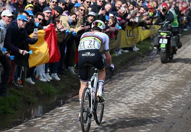 Tadej Pogacar, de Eslovenia y del UAE Team Emirates - XRG, compite en el grupo perseguidor durante la 122.ª edición de París-Roubaix 2025.