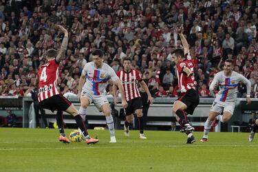 Lewandowski rodeado de contrarios.