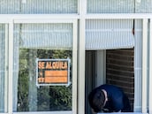 Un cartel que anuncia que se alquila una vivienda, a 16 de septiembre de 2025, en Madrid (España). El precio del alquiler subió un 8% en agosto en Madrid con respecto al mismo mes del año anterior y se sitúa en 21,64 euros por metro cuadrado, según los datos del Índice Inmobiliario del portal Fotocasa.
16 SEPTIEMBRE 2025;PIXELADA
Ricardo Rubio / Europa Press
16/09/2025