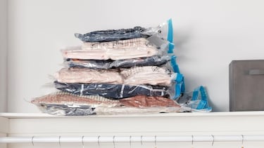Gana espacio en el armario con estas bolsas de vacío para la ropa