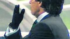 Chaparro hizo dos cortes de manga en el derbi sevillano