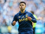 RS - FUTEBOL/CAMPEONATO BRASILEIRO 2025/GREMIO x VITORIA - ESPORTES - Lance da partida entre Gremio e Vitoria disputada na tarde deste domingo, na Arena do Gremio, em partida valida pela Campeonato Brasileiro 2025. FOTO: LUCAS UEBEL/GREMIO FBPA