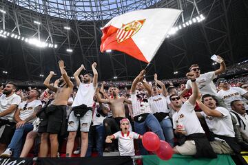 Aficionados del Sevilla en el Puskás Aréna.