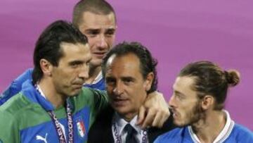 Italy&#039;s coach Cesare Prandelli (2R) comforts Gianluigi Buffon, Leonardo Bonucci and Federico Balzaretti after their lost Euro 2012 final soccer match against Spain at the Olympic stadium in Kiev, July 1, 2012.    REUTERS/Charles Platiau (UKRAINE  - Tags: SPORT SOCCER)