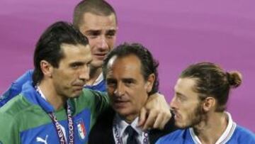 Italy&#039;s coach Cesare Prandelli (2R) comforts Gianluigi Buffon, Leonardo Bonucci and Federico Balzaretti after their lost Euro 2012 final soccer match against Spain at the Olympic stadium in Kiev, July 1, 2012.    REUTERS/Charles Platiau (UKRAINE  - Tags: SPORT SOCCER)