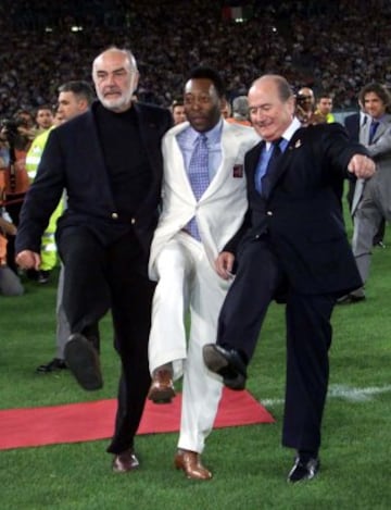 Josef Blatter, Pelé y Sean Connery antes del comienzo del partido solidario para impulsar el diálogo en Oriente Medio el 25 de mayo del 2000.