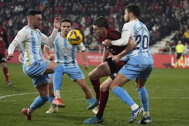 Solo tiene 22 años, pero atesora mucho fútbol en sus botas. Panichelli volvió a liderar al Mirandés en la victoria ante el Málaga. Marcó un gol desde los once metros (ya lleva nueve tantos) y asistió a Joel Roca, en el tiempo del añadido, para dar el gol del triunfo a los rojillos.