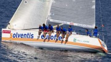 El Solventis, vencedor, celebra su triunfo en las aguas de la R&iacute;a de Vigo.