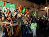 El presidente de Vox, Santiago Abascal, durante la clausura del acto de inicio de campaña electoral, a 5 de diciembre de 2025, en Cáceres, Extremadura (España). El candidato de Vox a la Presidencia, Óscar Arturo Fernández Calle, encabeza la lista en la circunscripción de Cáceres. Su partido presenta listas completas en ambas provincias.
Carlos Criado / Europa Press
05/12/2025