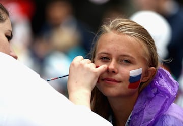 Una jovencita se pinta el rostro.