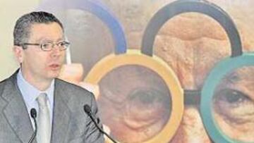 <b>PASO ADELANTE. </b>El alcalde Ruiz-Gallardón habla ante un retrato gigante de Juan Antonio Samaranch, al que premió ayer.