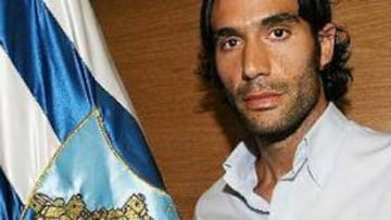 <b>DEL CAMPO A LA GRADA.</b> Fernando Sanz, que llegó a Málaga en 1999, abandonará los terrenos de juego para presidir el palco.