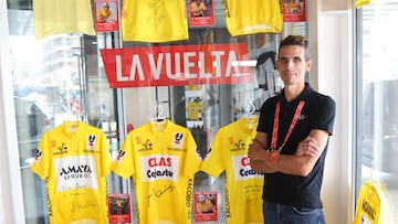 David Martín, con alguno de los maillots de su colección.