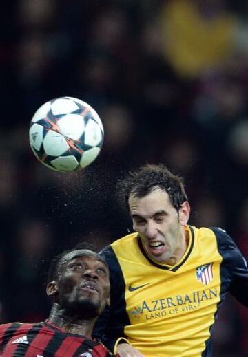 Michael Essien y Diego Godín.