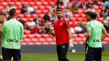 GRAFCAV6995. BILBAO, 11/04/2023.- El portero del Athletic de Bilbao Unai Simón, durante el entrenamiento que el conjunto rojiblanco ha celebrado este martes en el estadio de San Mamés para comenzar a preparar el derbi vasco del próximo sábado ante la Real Sociedad. EFE/Miguel Toña