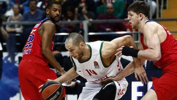 SHP01 MOSCÚ (RUSIA), 20/04/2017.- El pívot francés del Baskonia, Kim Tillie (i) lucha por el balón con Victor Khryapa (d) y Cory Higgins (i) del CSKA de Moscú durante el partido de los play-off para la Final Four de la Euroliga disputada en Moscú, Rusia hoy 20 de abril de 2017. EFE/Maxim Shipenkov