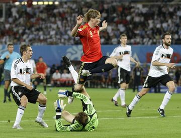 En el minuto 33, un pase de Xavi lo transformó Fernando Torres, imparable en la carrera para Philip Lahm e indescifrable en su sutil pero rotunda definición para Jens Lehmann, con el balón picado que acabó en la red de la portería del estadio Ernst Happel de Viena, en el gol 
que cambió para siempre la historia de la selección española. 
