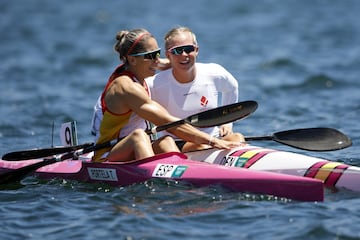 La palista gallega se felicita junt9o a la danesa, Emma Aastrand Jorgensen 
 que consiguió el bronce.